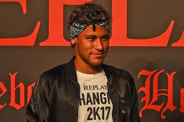 TUNJUK GAYA: Neymar mendapat tumpuan semasa menghadiri satu majlis promosi fesyen di Shanghai, China, kelmarin. - Foto AFP