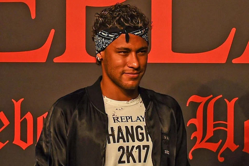 TUNJUK GAYA: Neymar mendapat tumpuan semasa menghadiri satu majlis promosi fesyen di Shanghai, China, kelmarin. - Foto AFP