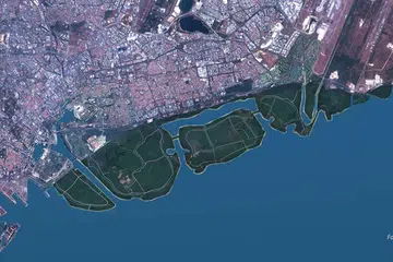 PELAN KONSEP: Lakaran artis mengenai kerja-kerja menambak di sepanjang pantai East Coast yang dibentangkan oleh Perdana Menteri Lee Hsien Loong pada Ogos 2019. Rancangan itu mungkin berubah untuk mengambil kira kemungkinan paras air laut yang meningkat. - Foto PMO