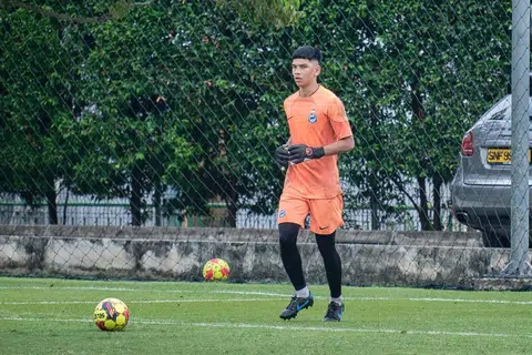 Bakat muda penjaga gawang Singapura, Aizil Yazid, yang sedang bermain untuk Young Lions, merupakan antara nama disebut menggantikan Hassan Sunny. 