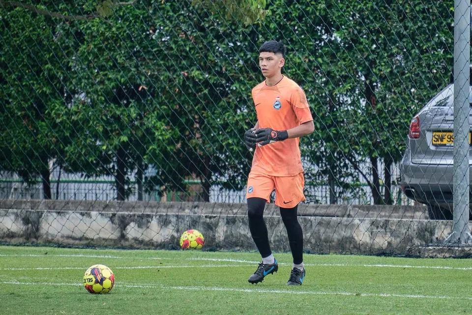 Bakat muda penjaga gawang Singapura, Aizil Yazid, yang sedang bermain untuk Young Lions, merupakan antara nama disebut menggantikan Hassan Sunny. 