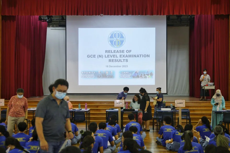 TERIMA KEPUTUSAN: Pelajar menengah empat daripada Sekolah Menengah Deyi beratur untuk menerima keputusan peperiksaan GCE Peringkat ‘N’ mereka pada 18 Disember.