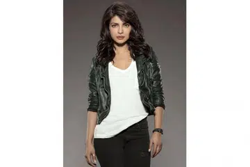 LAKONAN DIPUJI: Lakonan pelakon Bollywood, Priyanka Chopra, dalam filem Hollywood pertamanya, Baywatch, dipuji sedang filem itu mendapat reviu kurang baik daripada pengkritik. - Foto AXN