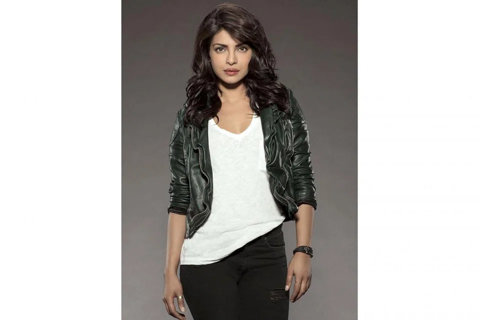 LAKONAN DIPUJI: Lakonan pelakon Bollywood, Priyanka Chopra, dalam filem Hollywood pertamanya, Baywatch, dipuji sedang filem itu mendapat reviu kurang baik daripada pengkritik. - Foto AXN