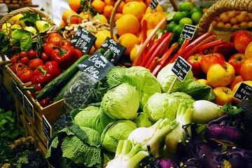 RESIPI PANJANG UMUR: Satu kaji selidik, yang terbesar dan dijalankan di peringkat sejagat, mendapati bahawa memakan sayur, buah-buahan, ikan dan biji-bijian berkait rapat dengan umur lebih panjang. - Foto REUTERS