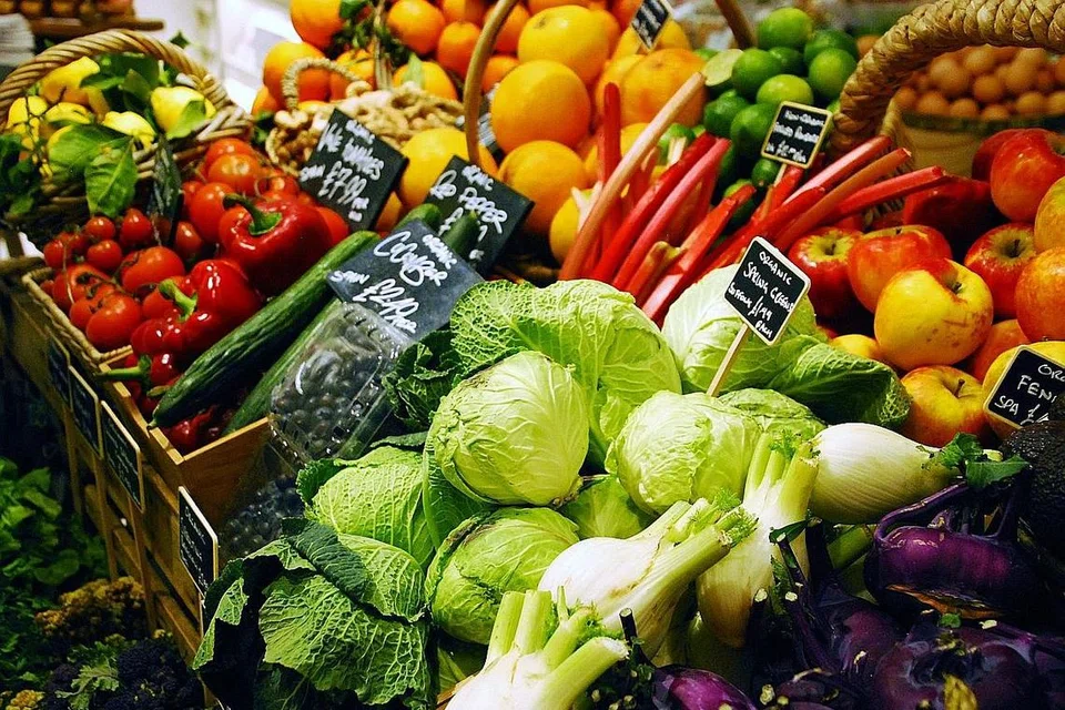 RESIPI PANJANG UMUR: Satu kaji selidik, yang terbesar dan dijalankan di peringkat sejagat, mendapati bahawa memakan sayur, buah-buahan, ikan dan biji-bijian berkait rapat dengan umur lebih panjang. - Foto REUTERS