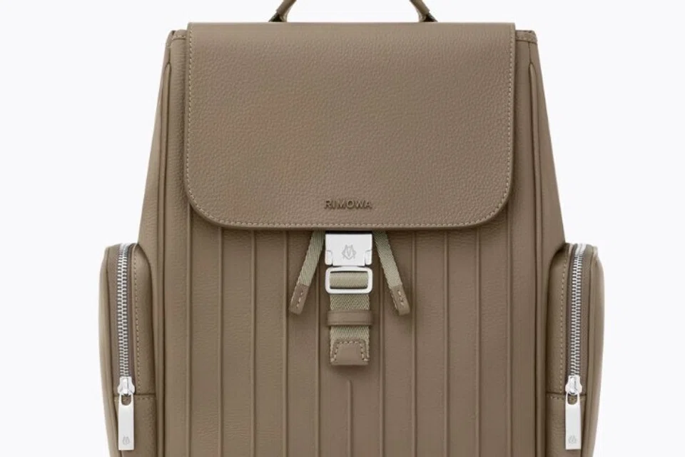Beg Galas Kulit Rimowa Never Still bersaiz kecil, dalam warna Mocha.