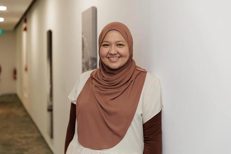 Menurut Haryani Othman,  persembahan lawak secara ‘tradisional’ itu memerlukan ‘stamina’ dan ketangkasan yang tinggi untuk mengekalkan momentum jenaka sepanjang persembahan.