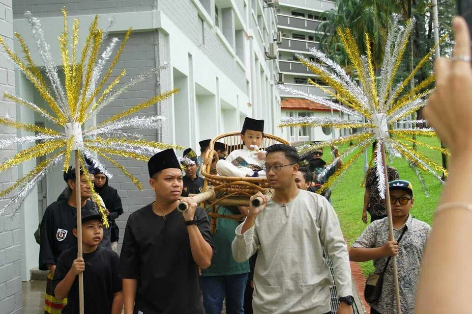 Ahmad Khalis Ahmad Khalil, 4 tahun, diraikan dengan perarakan tandu dan paluan kompang dalam majlis khatannya di Blok 144 Pasir Ris Street 11 pada 16 Mei.