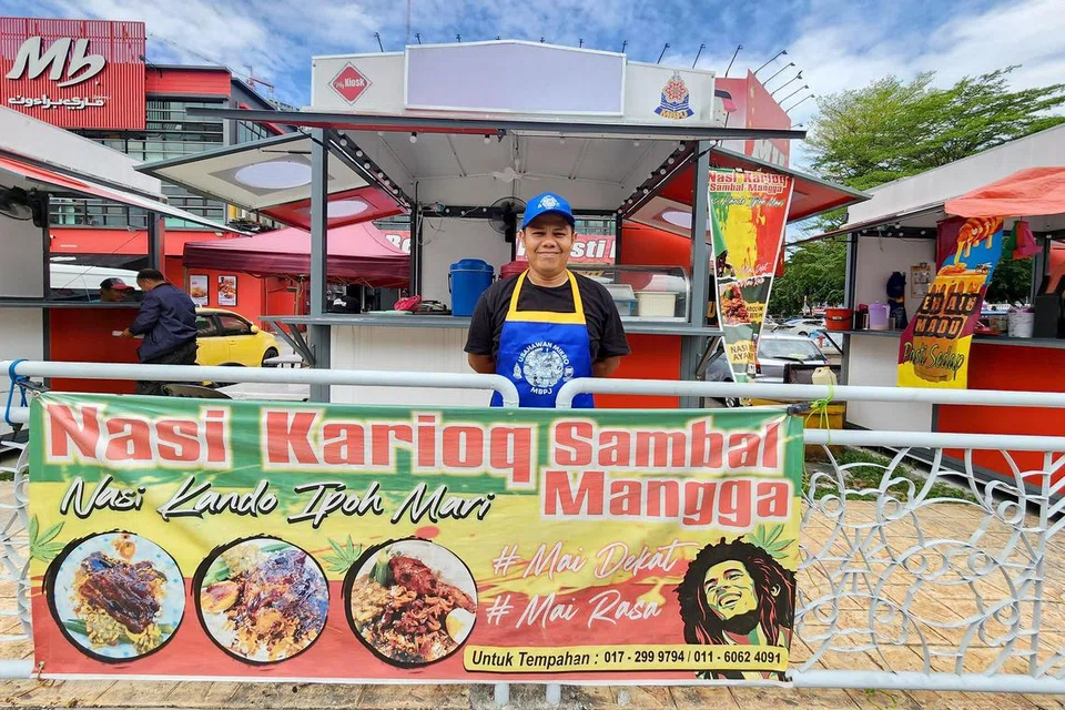 Selepas menjual nasi kandar di bawah kanopi selama lima tahun, Encik Syed Nurul Fakhri kini mengendalikan perniagaan di kios baru dengan panel solar, di bawah kendalian projek  MyKiosk di daerah yang sama.