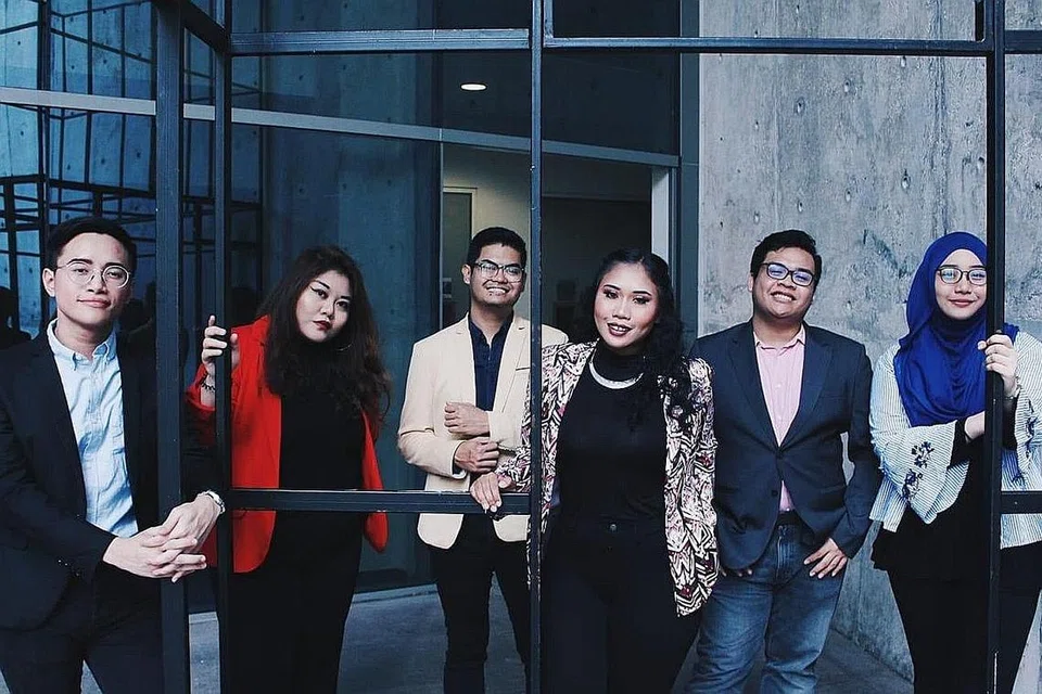 MEMASYARAKATKAN SENI AKAPELA: Dalam lagu terbarunya Formula Ku, Mai Dhaniyah (empat dari kiri) turut melibatkan rakan-rakannya dari kumpulan akapela The Vybes, (dari kiri) Muhammad Noor Haqim, Nadia Asyikin, Muhammad Afiq, Yusuff Asyraff dan Aimee Nur Sabrina Suhaimi, yang menyisipkan semangat positif dalam setiap kerja seni yang dijayakan. - Foto ihsan MAI DHANIYAH