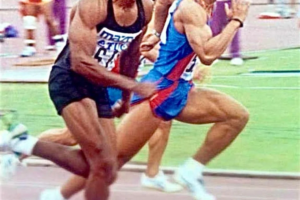 Hosni (kanan) bersaing dengan bekas pemegang rekod dunia perlumbaan 100 meter, Calvin Smith dari Amerika Syarikat, di satu perlumbaan pertunjukan di Jakarta pada 1992. Smith memenangi perlumbaan itu dengan Hosni di tempat kedua.