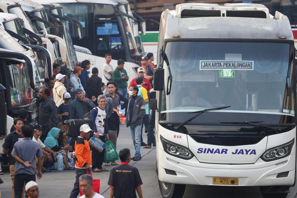Hampir 193 juta rakyat Indonesia dijangka melakukan mudik bagi menyambut Aidilfitri 2024 dengan para penumpang dilihat menunggu bas di Terminal Kampung Rambutan di Jakarta. 