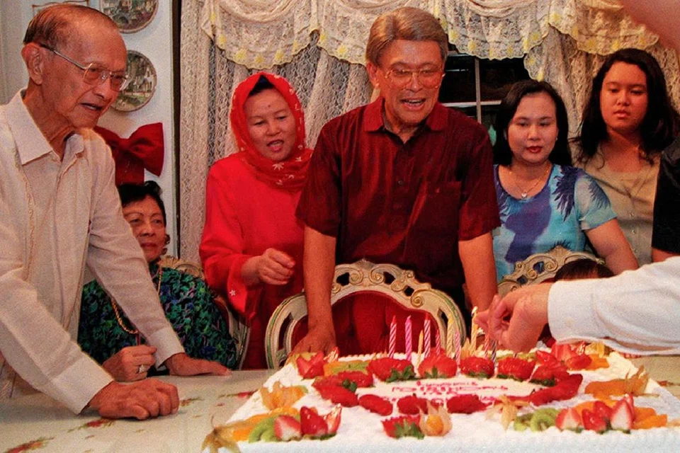 ULANG TAHUN KE-75: Encik Othman menyambut ulang tahunnya yang ke-75 pada tahun 1999 bersama keluarga dan beberapa teman rapat di rumahnya, termasuk mantan Presiden Wee Kim Wee (paling kiri) yang telah berkawan rapat dengannya sejak 1947.