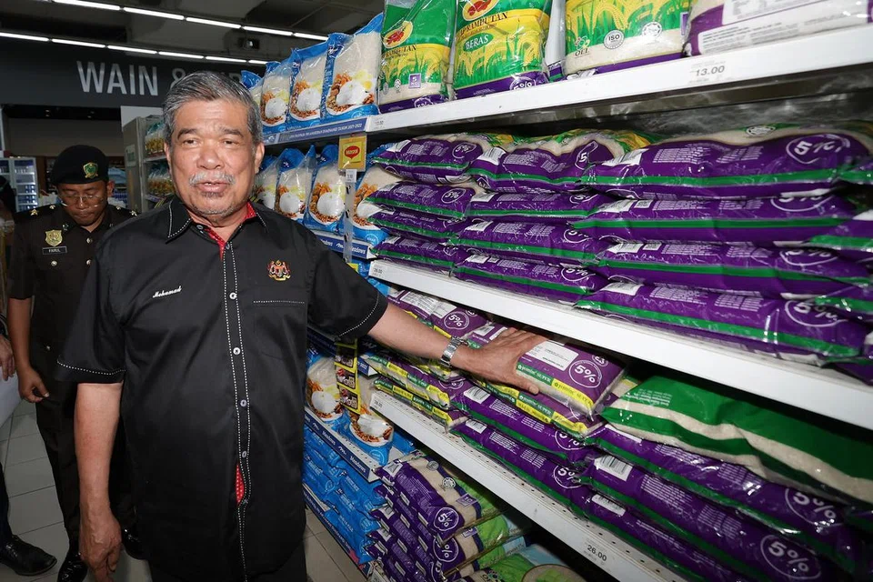 BEKALAN BERAS CUKUP: Menteri Pertanian dan Keterjaminan Makanan, Datuk Seri Mohamad Sabu, menunjukkan bekalan dan harga beras putih tempatan yang masih terkawal ketika beliau meninjau stok keterjaminan makanan di pasar raya tempatan. 