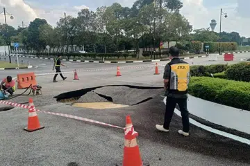 Lubang benam berlaku di jalan masuk ke Kompleks Bunga Raya, Lapangan Terbang Antarabangsa Kuala Lumpur (KLIA).