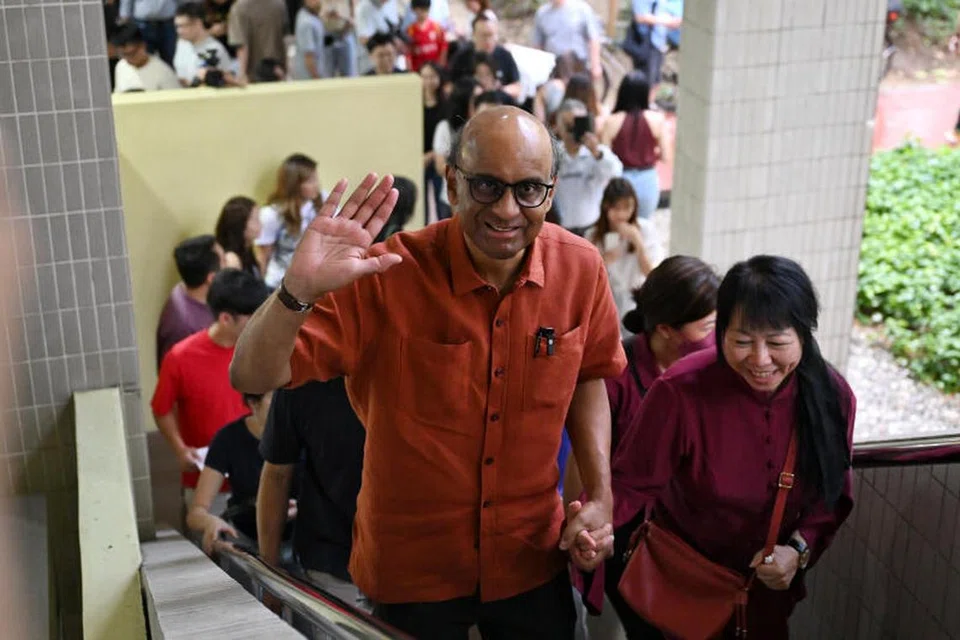 BERAMAH MESRA: Calon Presiden, Encik Tharman Shanmugaratnam dan isterinya Cik Jane Yumiko Ittogi mengunjungi Pusat Makanan Amoy Street pada Jumaat.