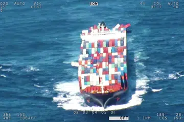 TERHUMBAN KE LAUTAN: Sebuah kapal kargo yang menggunakan bendera Singapura, APL England, kehilangan kira-kira 40 kontena dan rakaman menunjukkan beberapa kontena dilihat 'terbang' ke laut, semasa mengharungi lautan bergelora di Australia, hari ini. Imej ini didapatkan dari rakaman yang dimuatnaik ke media sosial.