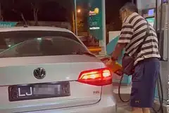 Huruf pertama dan terakhir nombor plat kereta itu didakwa disembunyikan dengan pita hitam, seolah-olah untuk menjadikannya kelihatan seperti plat nombor Malaysia.