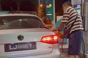 Huruf pertama dan terakhir nombor plat kereta itu didakwa disembunyikan dengan pita hitam, seolah-olah untuk menjadikannya kelihatan seperti plat nombor Malaysia.