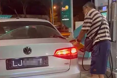 Huruf pertama dan terakhir nombor plat kereta itu didakwa disembunyikan dengan pita hitam, seolah-olah untuk menjadikannya kelihatan seperti plat nombor Malaysia.