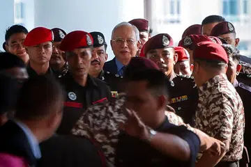 Bekas Perdana Menteri, Encik Najib Tun Razak (tengah) hadir di Kompleks Mahkamah Kuala Lumpur pada 30 Oktober.