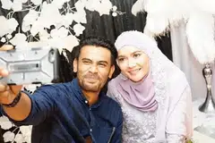 PILIHAN HATI REMY: Remy Ishak mengejutkan ramai peminatnya apabila beliau bertunang senyap-senyap dengan seorang gadis Pahang, usahawan kasut Ezza Yusof. - Foto INSTAGRAM EZZA YUSOF