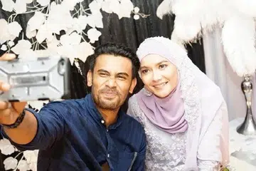 PILIHAN HATI REMY: Remy Ishak mengejutkan ramai peminatnya apabila beliau bertunang senyap-senyap dengan seorang gadis Pahang, usahawan kasut Ezza Yusof. - Foto INSTAGRAM EZZA YUSOF