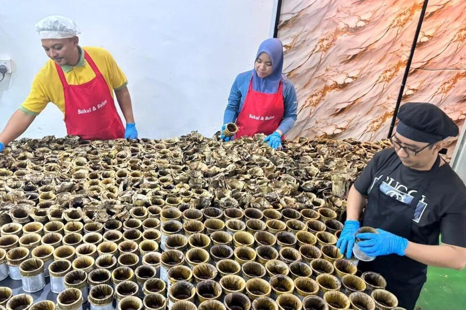 Pekerja di kilang kuih bakul Cik Nur Farrah Diba Azhar, cekap menyiapkan tempahan yang melonjak sempena Tahun Baru Cina.