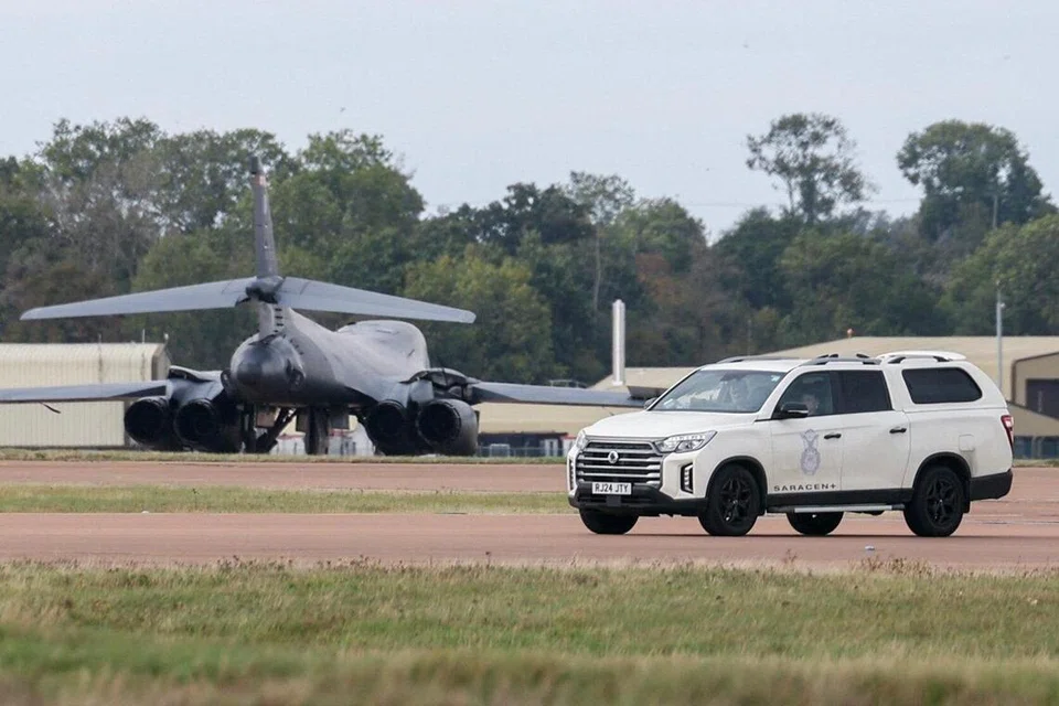 Pesawat pengebom B-1B Lancer di pangkalan udara RAF Fairford, Gloucestershire, Britain, pada 27 September 2026, selepas polis menahan lima lelaki yang disyaki merancang serangan pengganas. Lebih 85 rumah berhampiran pangkalan yang digunakan Amerika Syarikat untuk menyerang Iran dikosongkan sebagai langkah keselamatan.