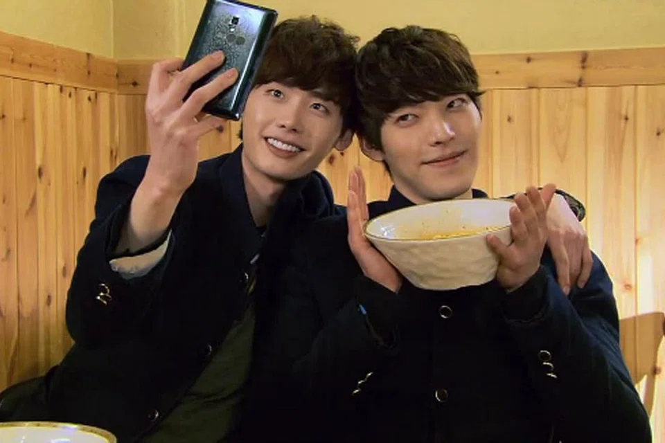 'SCHOOL 2013': Persahabatan dua sahabat sama sekolah yang melalui tekanan terjebak dalam kegiatan remaja nakal dan mendapat gred cemerlang dikupas - Foto INSTAGRAM KOREAN BROMANCE 