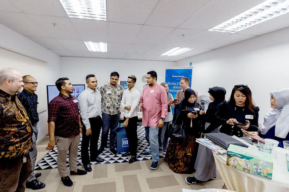SALING BERKENALAN: Sesi pertemuan antara kakitangan Berita Harian (BH) dengan para peniaga syarikat kecil dan sederhana (SME) di pejabat BH di Toa Payoh kelmarin, yang bertujuan memberi peluang kepada kedua-dua pihak mengenali satu sama lain. - Foto BH oleh IQBAL FAIZAL