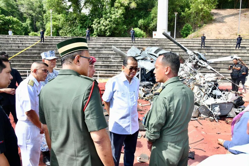 Menteri Pertahanan, Datuk Seri Mohamed Khaled Nordin (dua dari kanan), meninjau lokasi nahas dua helikopter Tentera Laut Diraja Malaysia (TLDM) terhempas di  Pangkalan TLDM, Lumut, Perak, pada 23 April.