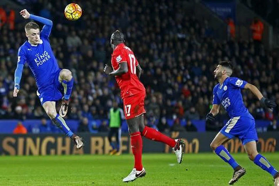 GOL HEBAT: Penyerang Leicester Jamie Vardy (kiri) melompat tinggi bagi menyambut bola. Beliau menjaringkan dua gol bagi membantu Leicester membenam Liverpool 2-0. Bersamanya ialah rakan sepasukan, Riyad Mahrez (kanan), dan pemain Liverpool, Mamadou Sakho. - Foto REUTERS