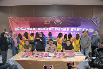Ketua Perhubungan Awam bagi Polis Jawa Barat, Encik Hendra Rochmawan (tengah), mendedahkan 13 suspek berhubung dengan kes pemerdagangan bayi semasa satu sidang media dihadiri Berita Harian (BH) pada 17 Julai. 