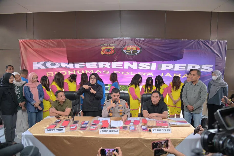 Ketua Perhubungan Awam bagi Polis Jawa Barat, Encik Hendra Rochmawan (tengah), mendedahkan 13 suspek berhubung dengan kes pemerdagangan bayi semasa satu sidang media dihadiri Berita Harian (BH) pada 17 Julai. 