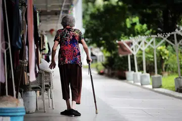 PERLUKAN SOKONGAN: Sesetengah warga emas yang tinggal bersendirian mungkin rasa kesunyian dan terasing daripada dunia luar. Oleh itu, khidmat program pendamping yang disediakan beberapa badan setempat melihat sukarelawan menyediakan sokongan emosi dan psikologi kepada mereka dengan mengunjungi golongan warga emas ini di rumah atau menghubungi mereka melalui telefon untuk berinteraksi dan membantu mereka menangani cabaran yang mungkin dihadapi. - Foto ST