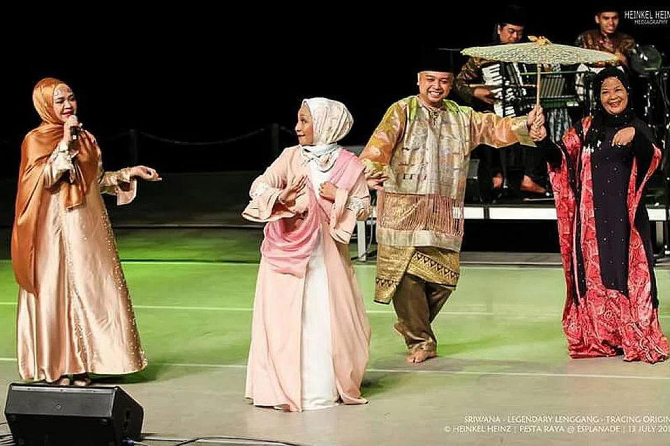 TARI BERSAMA: Cik Som Said (kanan), yang mula menari dengan Sriwana dulu, naik ke pentas agar dapat membuat persembahan bersama Cik Fauziah (dua dari kiri) dan naib presiden Sriwana Fauzi Anwar. Persembahan diiringi nyanyian yang disampaikan Cik Khaziah Yem (kiri). - Foto Heinkel Heinz