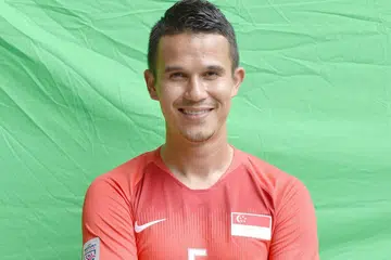 LABUHKAN TIRAI: Setelah 15 tahun menyarung jersi skuad Singa, pemain veteran Baihakki Khaizan akhirnya memilih untuk bersara dari pasukan nasional dan menumpukan perhatiannya terhadap prestasi di Kelab Bola Sepak Thai, Trat FC. - Foto fail