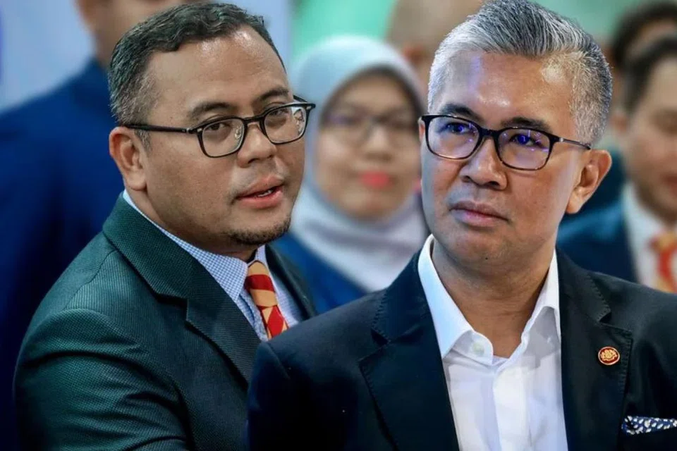 Ahli Majlis Kerja Tertinggi Umno, Tengku Datuk Seri Zafrul Tengku Abdul Aziz (kanan), didakwa ditawarkan jawatan Menteri Besar Selangor yang kini disandang oleh Pengerusi Majlis Pimpinan Parti Keadilan Rakyat (PKR) Selangor, Datuk Seri Amirudin Shari (kiri).