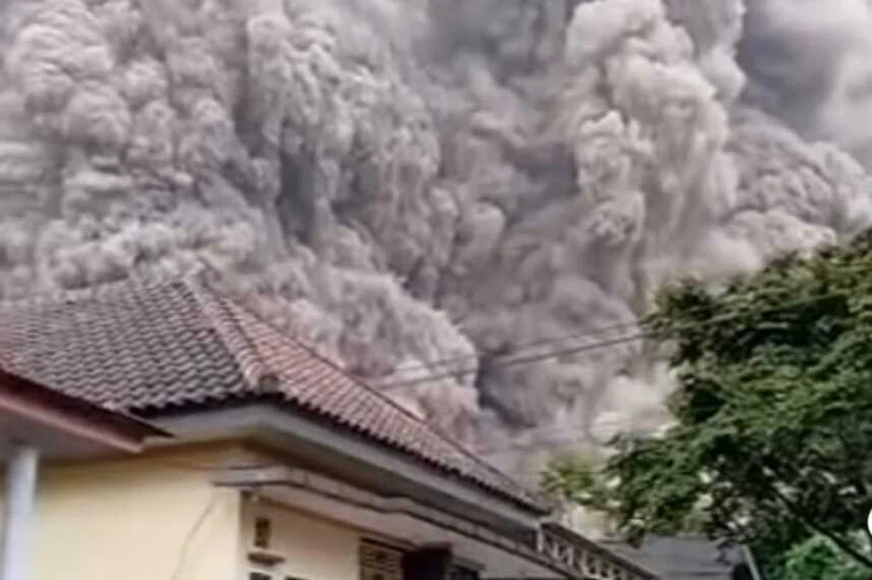 Foto Fail tangkap skrin video ketika Gunung Semeru yang terletak di wilayah Jawa Timur, Indonesia meletus pada 2021 dan menghamburkan abu panas 