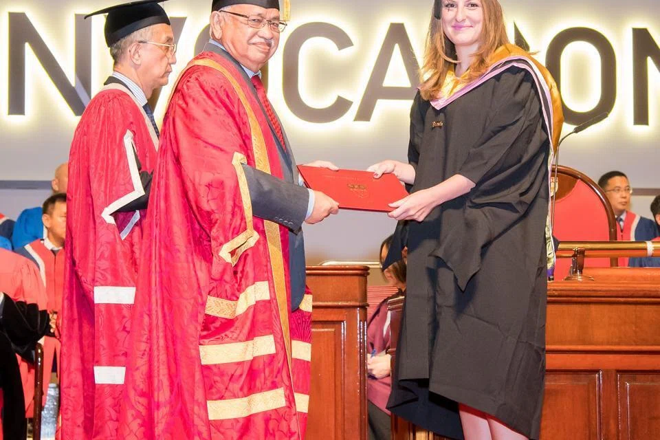 Cik Serin Sabe pada hari penyampaian ijazah di Universiti Teknologi Nanyang pada 2018