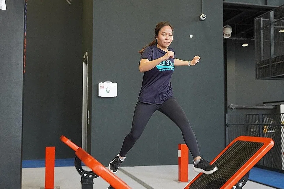 LINCAH SAHUT CABARAN: Rintangan disediakan seperti dalam rancangan Ninja Warrrior untuk sesiapa yang minat mencuba. Wartawan, Nur Syuhrah Hassan, gagal dalam rintangan dan ingin kembali untuk mencuba sekali lagi! - Foto BM oleh ZULAIQAH ABDUL RAHIM 