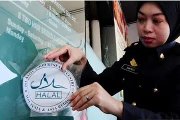 Premis makanan dan minuman yang memiliki pensijilan halal mampu menarik keyakinan pelanggan Muslim dalam mendapatkan makanan halal di Malaysia, terutama bagi perniagaan diusahakan bukan Islam. 