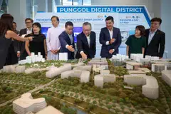 Menteri Pendidikan, Encik Desmond Lee (lima dari kanan), dan Timbalan Perdana Menteri, Encik Gan Kim Yong (empat dari kanan), antara ahli Jawatankuasa Pengurusan Maktab Rendah Catholic (CJC), yang meninjau model Daerah Digital Punggol (PDD) semasa acara media mengenai pemindahan kampus CJC ke PDD.