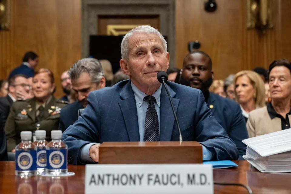 Bekas Ketua Pakar Penyakit Berjangkit Amerika Syarikat, Dr Anthony Fauci, memberi keterangan di hadapan Jawatankuasa Keselamatan Dalam Negeri dan Hal Ehwal Pemerintah Senat di Capitol Hill, Washington, pada 29 Julai 2026. Fauci menggunakan hak di bawah Pindaan Kelima Perlembagaan Amerika Syarikat untuk enggan menjawab soalan berkaitan siasatan mengenai punca pandemik COVID-19 dan dakwaan pembiayaan penyelidikan virus di Wuhan, sekali gus menghidupkan semula perdebatan yang berlarutan sejak wabak itu bermula.