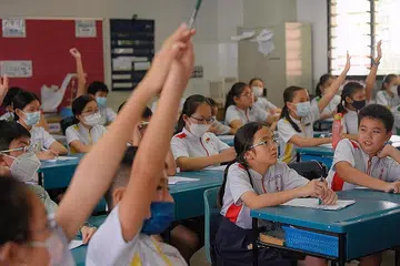 PENGGUNAAN PELITUP DILONGGARKAN: Segelintir pelajar dalam sebuah kelas di Sekolah Poi Ching tidak memakai pelitup pada hari pertama penggunaannya tidak lagi diwajibkan di sekolah semalam. - Foto BH oleh MARK CHEONG
