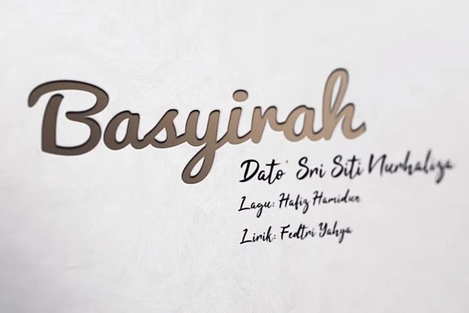 LAGU TERBAHARU: Berjudul 'Basyirah', ia telah dilancarkan Siti Nurhaliza sejak tengah malam tadi dan merupakan hasil ciptaan pengacara dan penulis lirik terkenal Ahmad Fedtri Yahya dan komposernya Hafiz Hamidun.