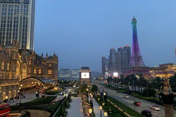 PEMANDANGAN: Landskap bandar Macau dengan menara mirip Eiffel di kawasan Parisian (kanan) dan The Londoner (kiri).