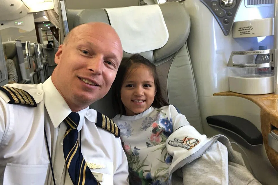 Kenangan manis Layla menaiki penerbangan solo pada usia lapan tahun bergambar bersama ayahnya,  Encik Sarre Lenstra, yang juga juruterbang pesawat penerbangan Emirates itu.  